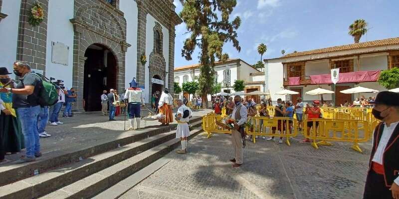 Imagen de la  ofrenda de viernes a la Virgen del Pino/TA.